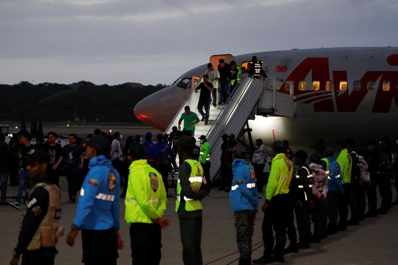 El Salvador sends detained Venezuelans home...
